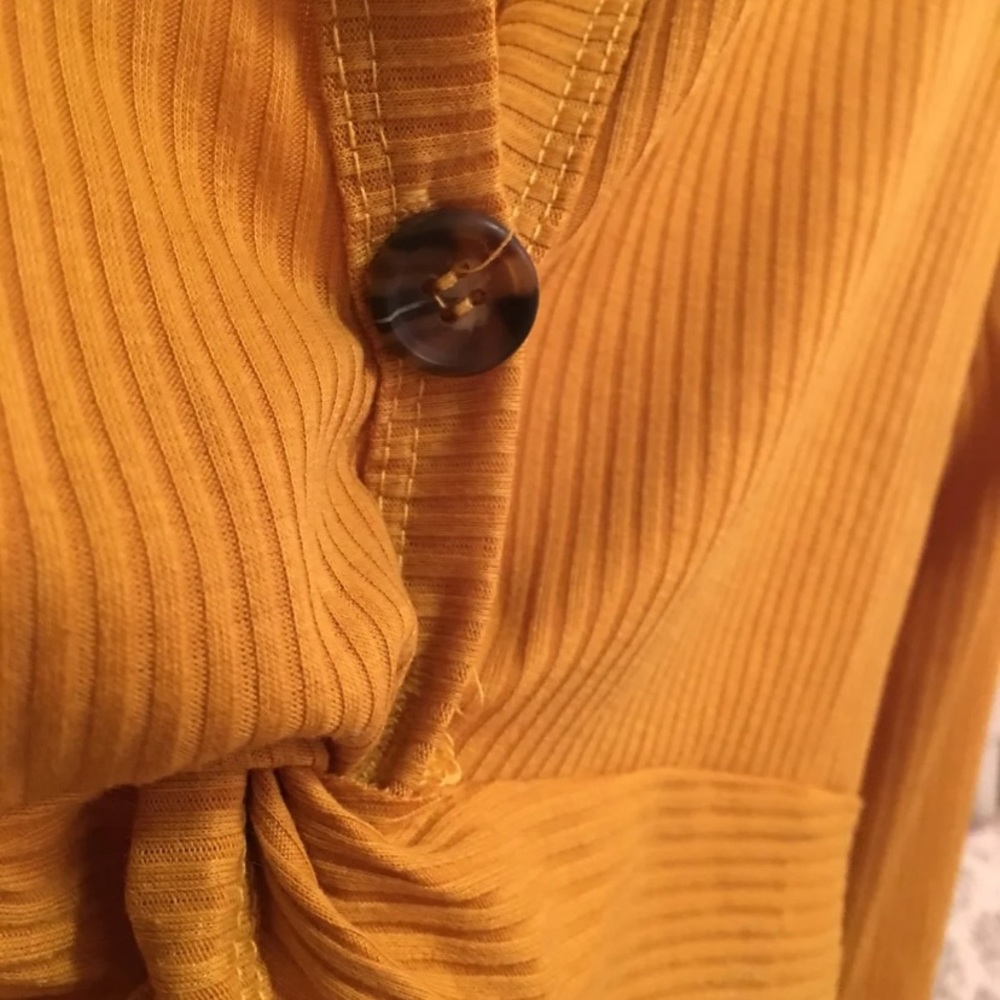 crop top - Picture 3 of 3